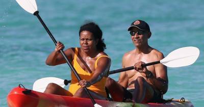 Барак Обама празднует Рождество на Гавайях, катаясь на каяке