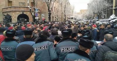 В Ереване продолжаются антиправительственные протесты: начались задержания