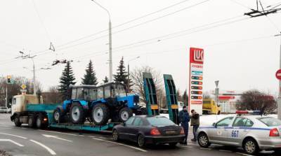 Легковушка и грузовик столкнулись в Минске