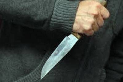 В Донецке неизвестный мужчина с ножом нападает на девочек