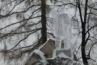 В центре Екатеринбурга установили ледяных «маленьких вождей»
