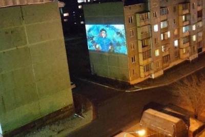 Кино и мультфильмы вновь начали показывать на стене жилого дома в центре Читы