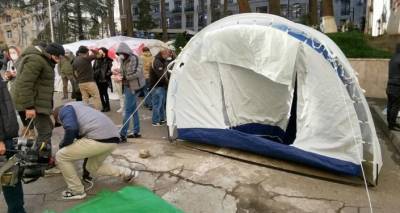 Оппозиция установила новые палатки у здания парламента Грузии - видео