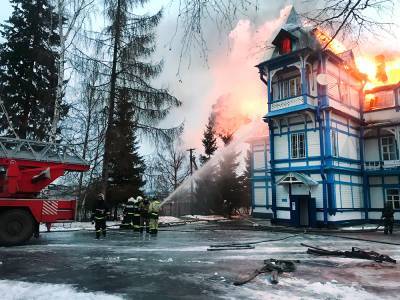 В Ленинградской области загорелся детский санаторий (видео)