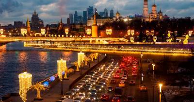 Москва встала в предновогодних девятибалльных пробках