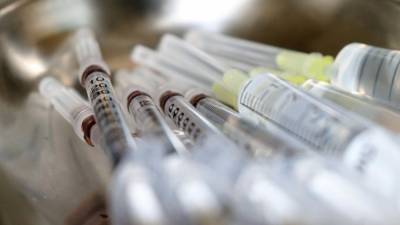 Решение о вакцинации пожилых россиян от COVID-19 могут принять в ближайшие дни
