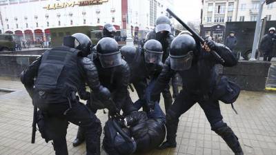 Белорусские полицейские заявили, что дубинкой серьезных травм не нанести