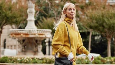 8 ярких свитеров главного цвета 2021 года: модная подборка