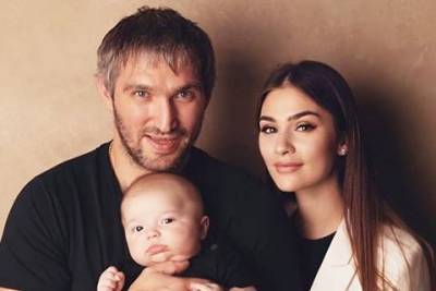 Анастасия Шубская и Александр Овечкин впервые показали лицо младшего сына Ильи