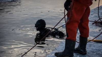 Водолазы вытащили тело псковского рыбака из-подо льда озера Спастер