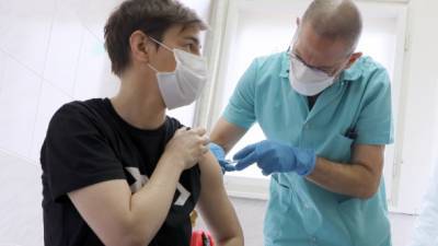 Премьер Сербии первой в стране вакцинировалась от коронавируса