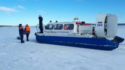 Псковские спасатели выловили тело утонувшего в озере рыбака