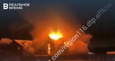 В Салмачах сгорел двухэтажный строящийся коттедж — видео