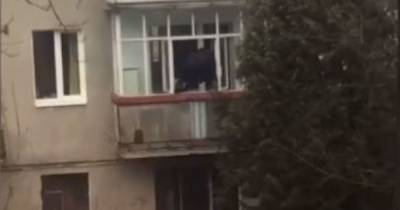 Хотела к маме: 9-летняя девочка в Івано-Франковске собралась выпрыгнуть с балкона (фото, видео)