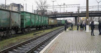 В Тернополе поезд насмерть сбил мужчину: полиция устанавливает личность погибшего (видео) (2 фото)