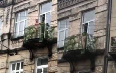 В центре Львова голый мужчина мастурбировал на балконе: видео 18+