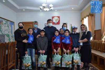 Глава Карабудахкентского района вручил сиротам новогодние подарки