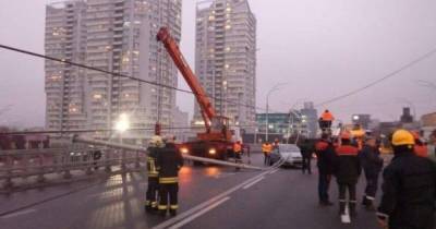 Причиной падения электроопор на Шулявском мосту в Киеве назвали заводской брак