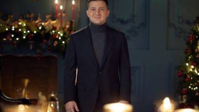 "Держим дистанцию, но не отворачиваемся друг от друга": Зеленский поздравил украинцев с Рождеством