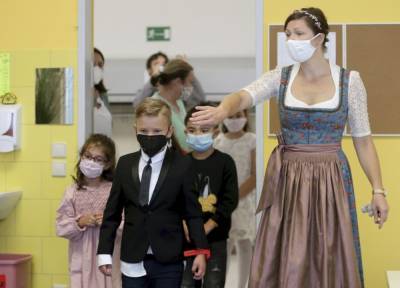 В Австрии требование носить маски в школах признали противозаконным: решение суда