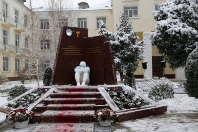 В Махачкале открыли памятник дагестанским медикам, погибшим в борьбе с COVID-19