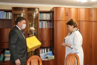 Депутаты горсовета передали новогодние подарки для детей медиков