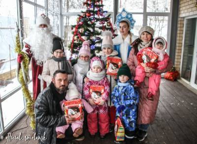 Дед Мороз пришел в гости к многодетной семье в Заднепровском районе Смоленска