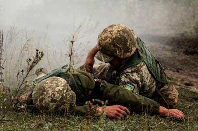 На Донбассе украинских военных обстреляли из гранатометов и минометов, двое ранены
