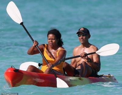 Мишель и Барак Обама встречают Рождество на Гавайях, осваивая активный досуг на байдарках