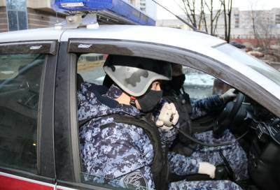Росгвардейцы задержали в Петербурге мужчину, который пытался взять кредит на поддельный паспорт