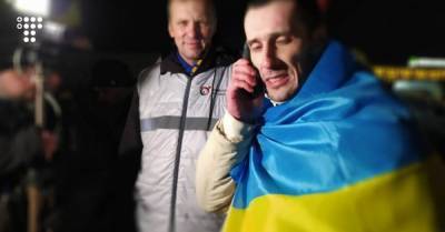 В Украину вернулся политзаключенный Александр Шумков. В России его осудили по делу «Правого сектора»