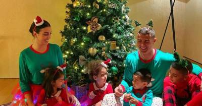 В пижамах под елкой: Роналду поделился трогательным семейным фото