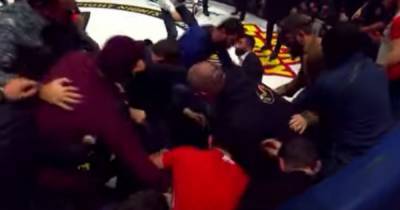 Ногами сверху в толпу: в Москве бойцы MMA устроили дикое побоище после поединка (видео)