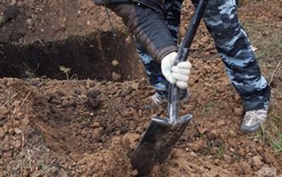 В Кременчуге родственницу чиновника похоронили в "занятую" могилу