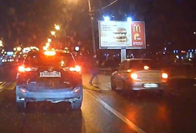 Девушка чудом осталась жива после ДТП на пешеходном переходе в Петербурге