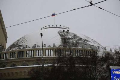 С купола Новосибирского оперного театра сбросили тонны снега