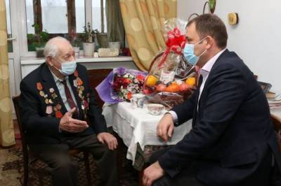 Мэр Кемерова поздравил с Новым годом семью ветерана