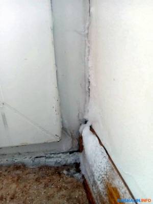 Новостройки в Тымовском районе обросли инеем и льдом изнутри
