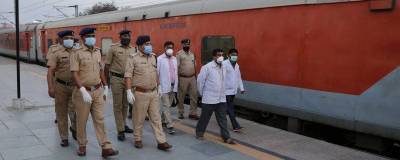 В Индии зараженная коронавирусом учительница сбежала от врачей на поезде