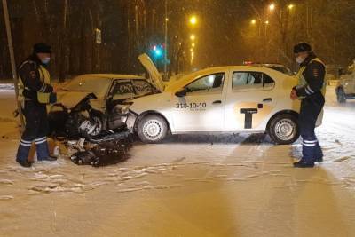 Три человека пострадали в столкновении Рено и ВАЗ в Екатеринбурге
