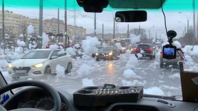 В Санкт-Петербурге автомобилям на одном из проспектов пришлось буквально пробираться через облака пены