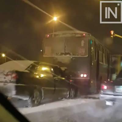 В Екатеринбурге столкнулись два пассажирских автобуса и автомобиль