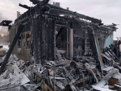 В Тобольске при пожаре в частном доме сгорела семья, в том числе двое детей