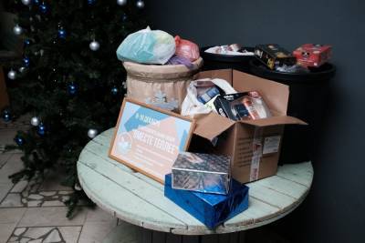 Костромская новогодняя помощь: волонтеры собрали подарки для ночлежки
