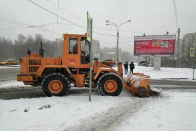 Снег заставил коммунальщиков вывести на дороги дополнительную спецтехнику