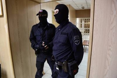 Жительница Челябинска с трусами в руках устроила пикет у здания ФСБ
