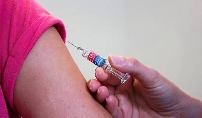 Великобритания опережает Россию по числу вакцинаций от COVID-19