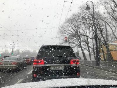 Синоптики предупредили о сложной обстановке на дорогах в Петербурге