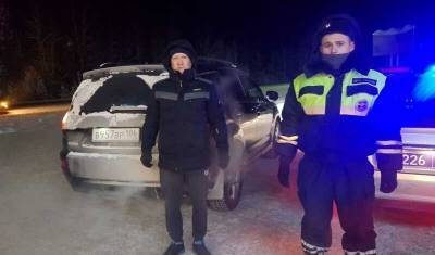 Тюменские автоинспекторы помогают замёрзшим автомобилистам на трассе