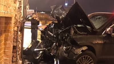 Водитель Mercedes скончался после столкновения со дворцом Меншикова